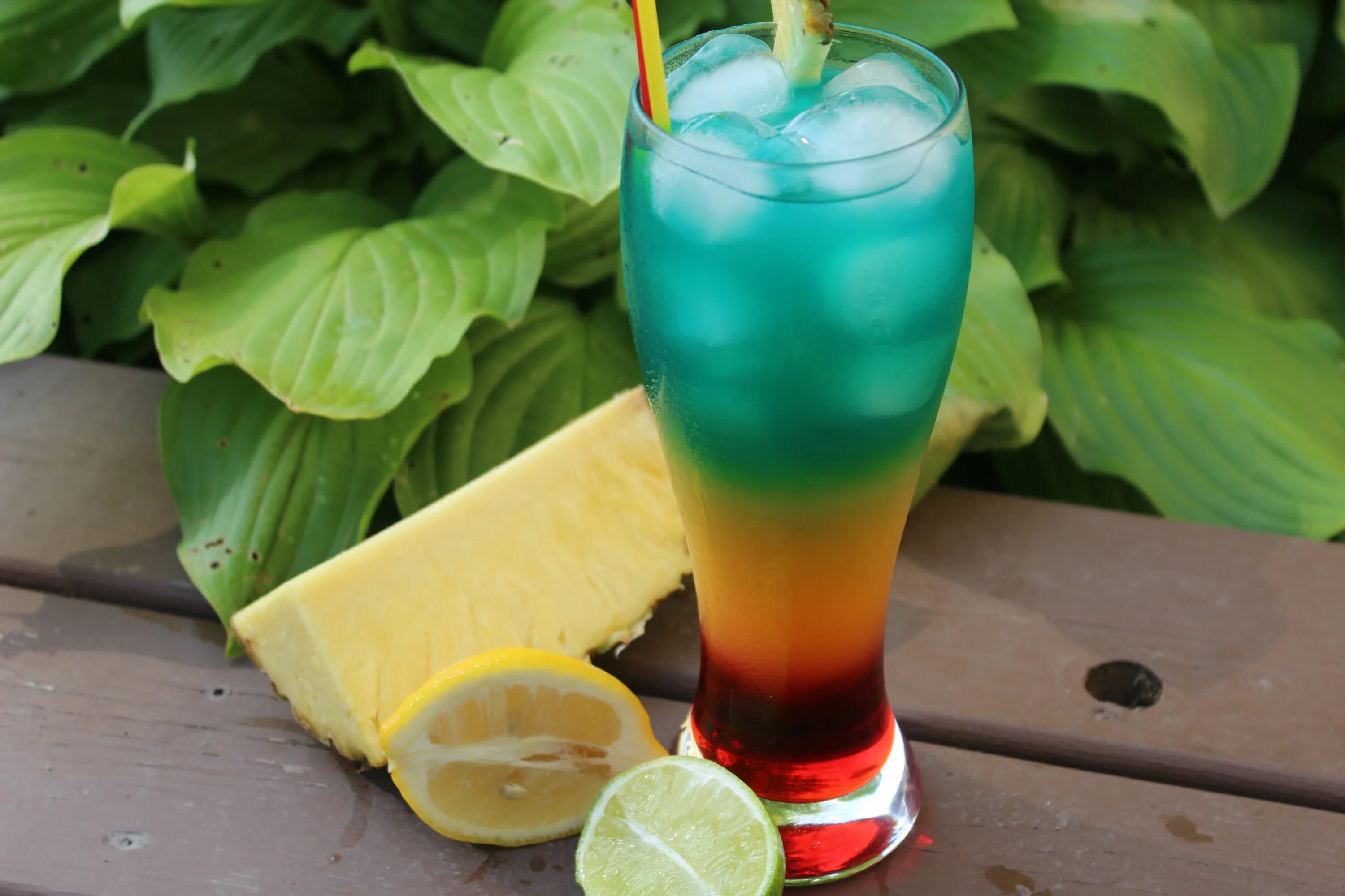 Тропикалык спектр коктейлинин манго жана папайя кошулган сервировкасы